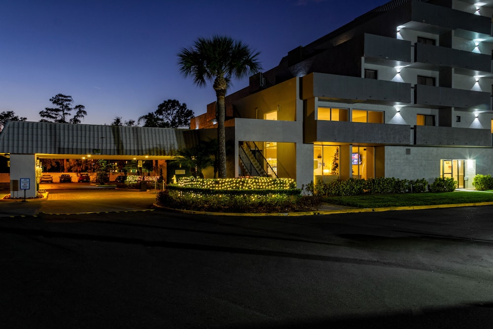 Palazzo Lakeside Hotel 2/50