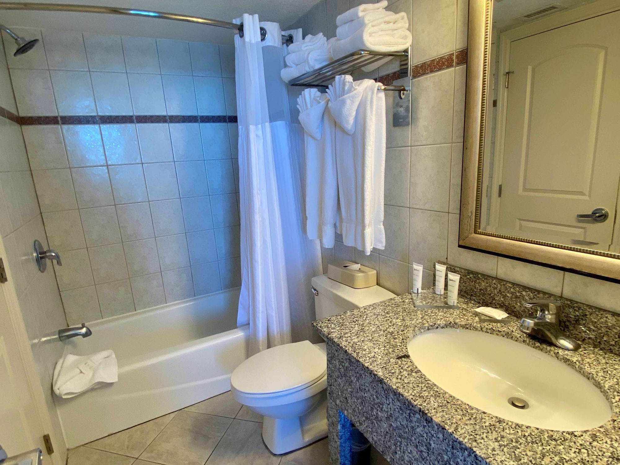 1 Bedroom, Suite, King Bed, Ocean Front, Sofa, Radisson Suite Hotel Oceanfront 5/7
