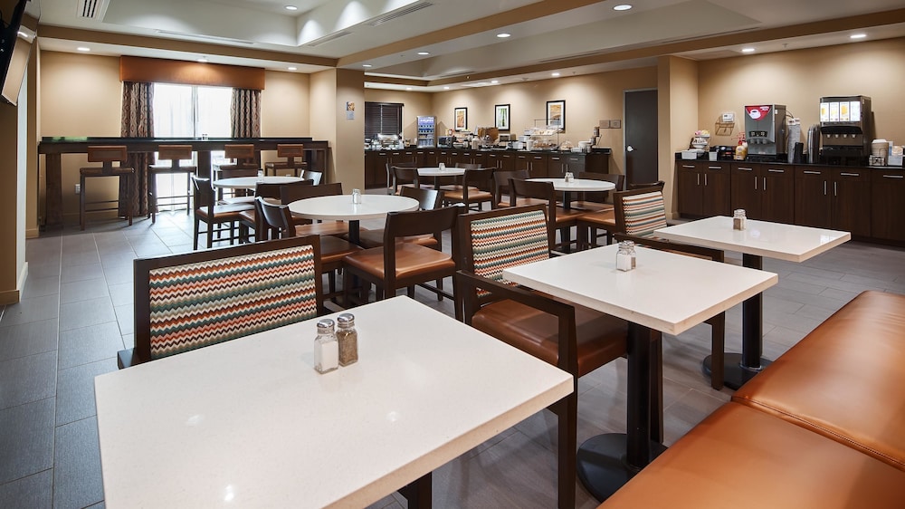 Best Western Plus Elmendorf Hotel 22/31