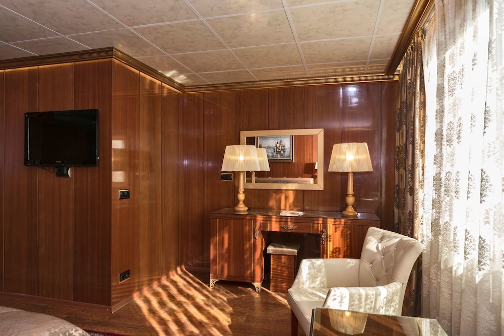 Cevheri S Hotel 42/53