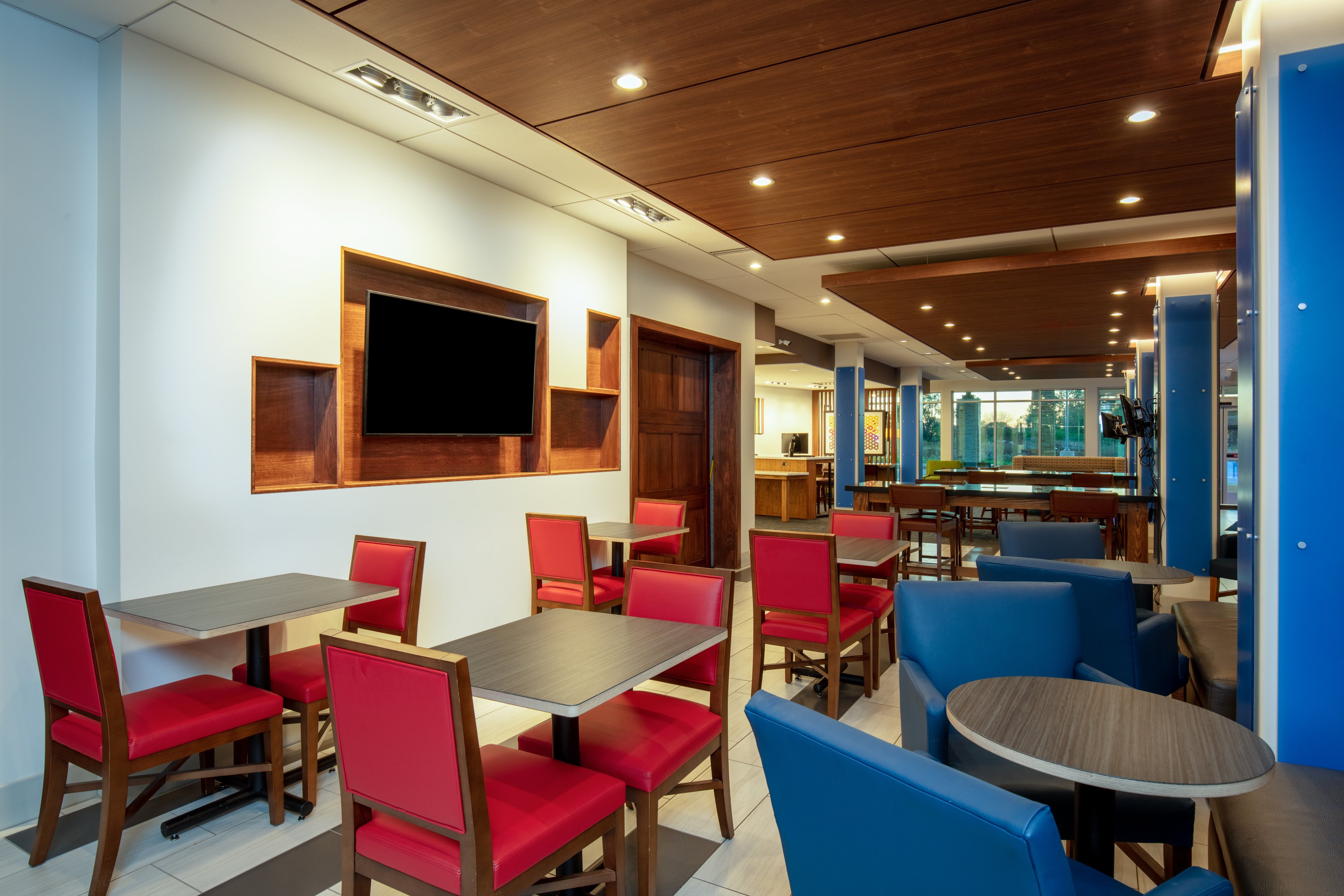 Holiday Inn Express & Suites Beloit 27/38
