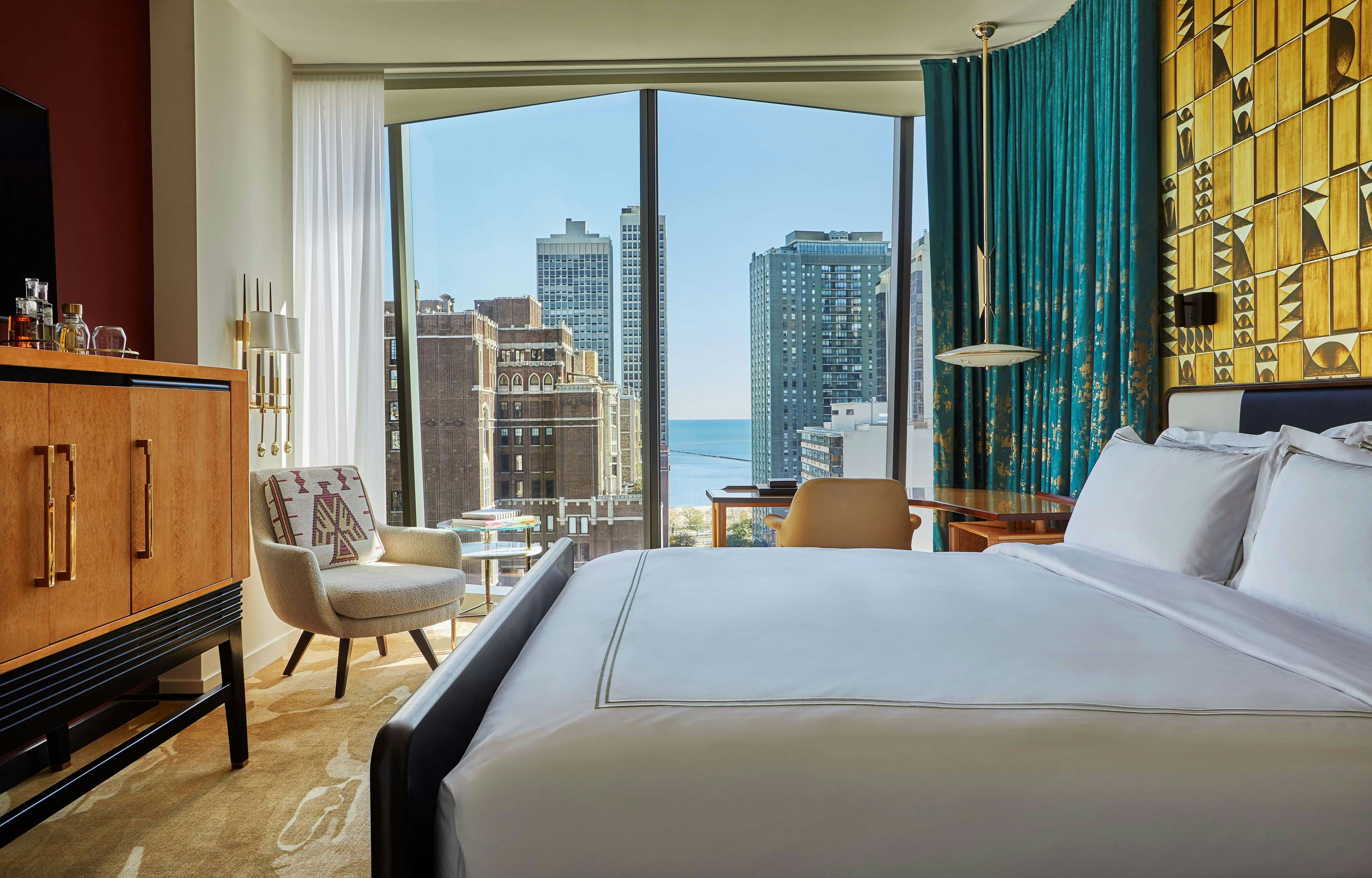 DELUXE, KING BED, LAKE VIEW