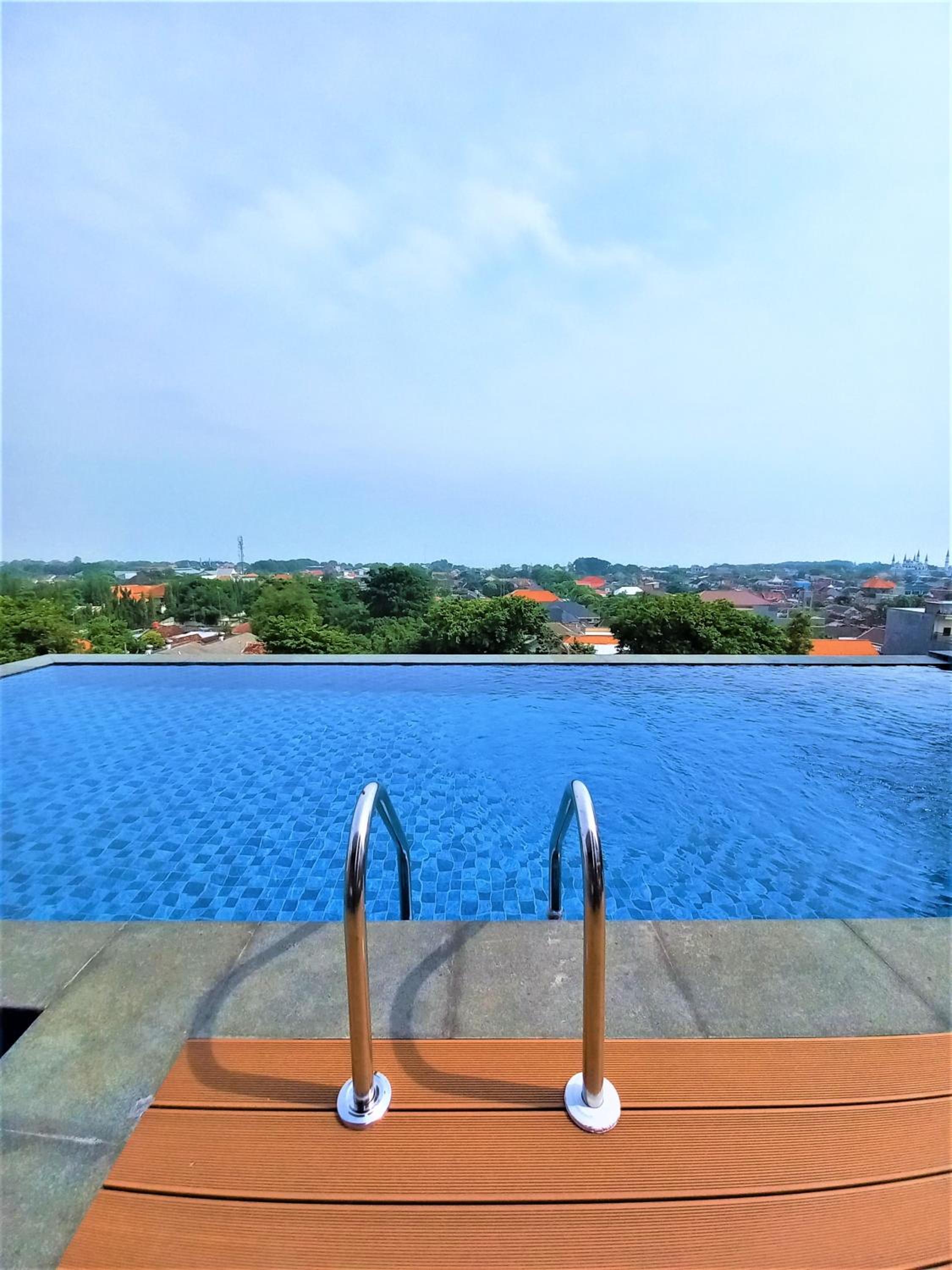 Front One King Hotel Tuban 59/68