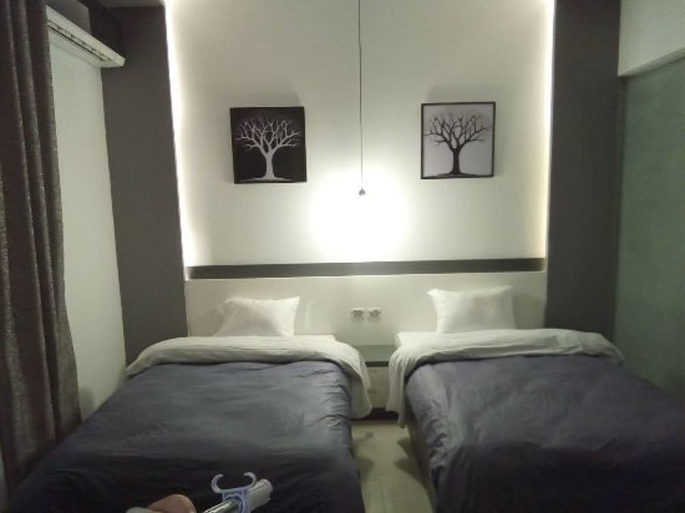 Azar Hotel 13/24