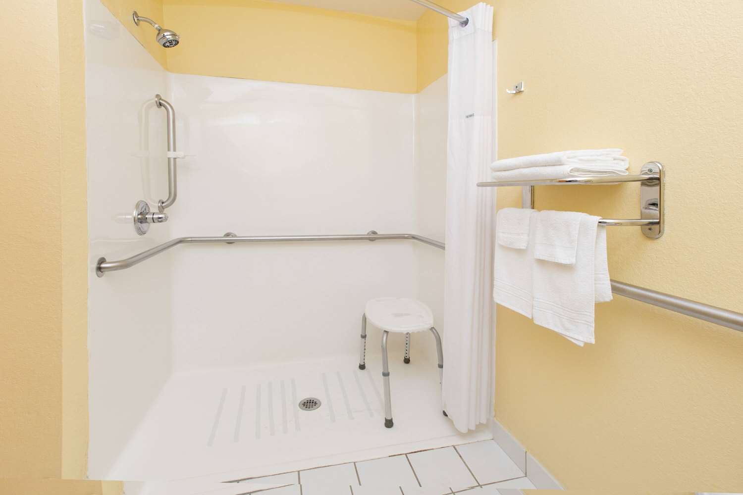Days Inn & Suites by Wyndham Pryor 18/18