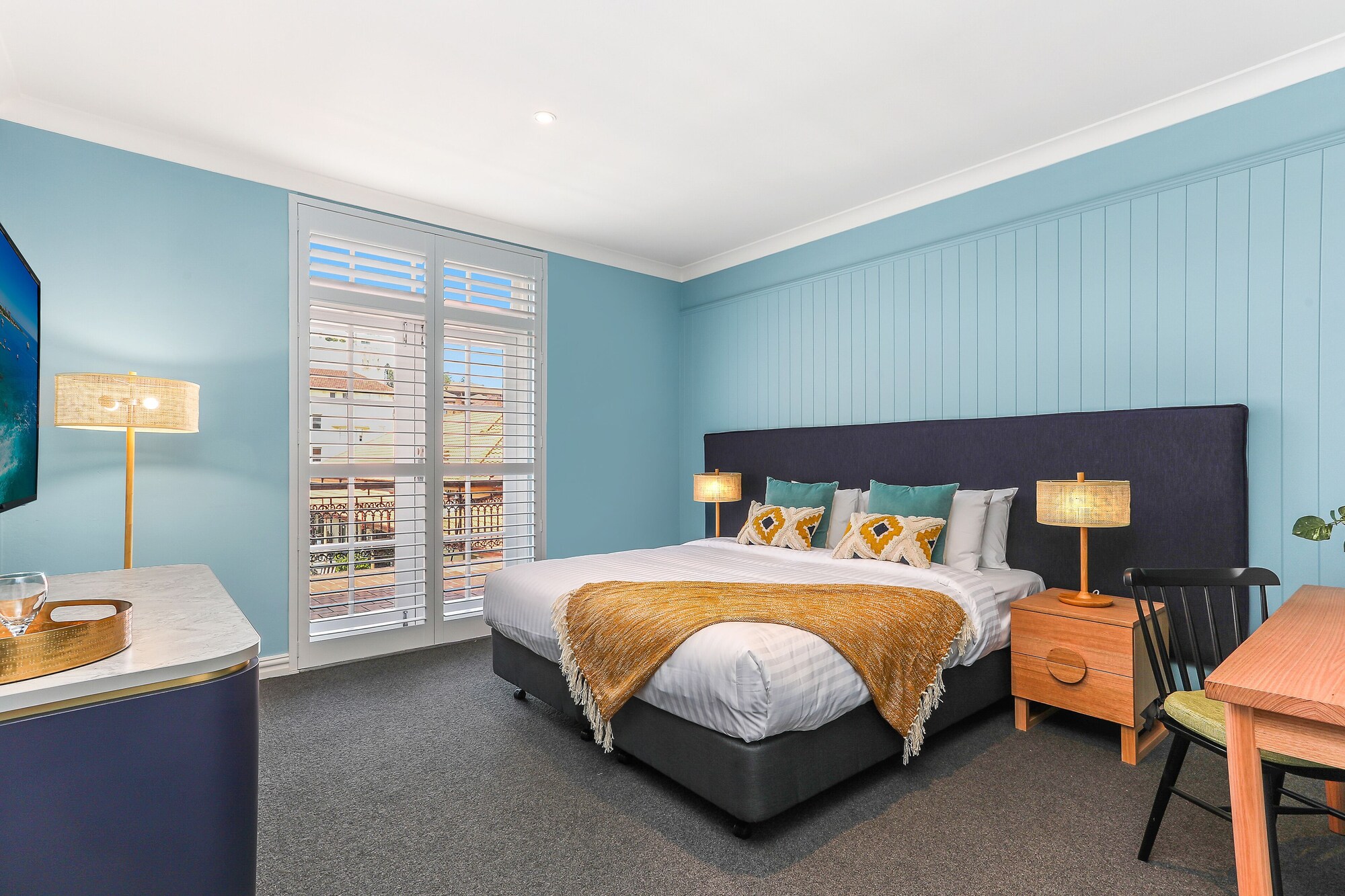 BAY, DELUXE, KING BED