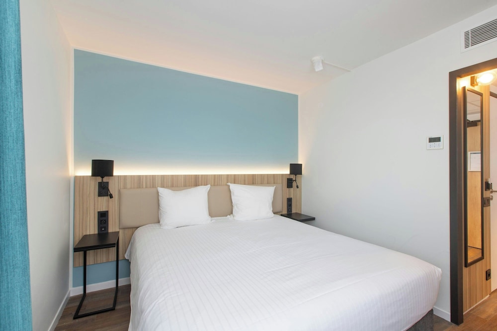 DELUXE, KING BED