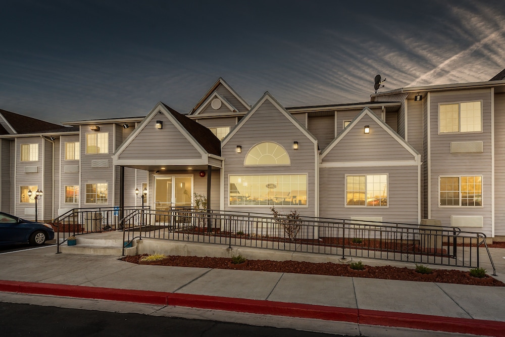 Quality Inn and Suites near NAS Fallon 2/30