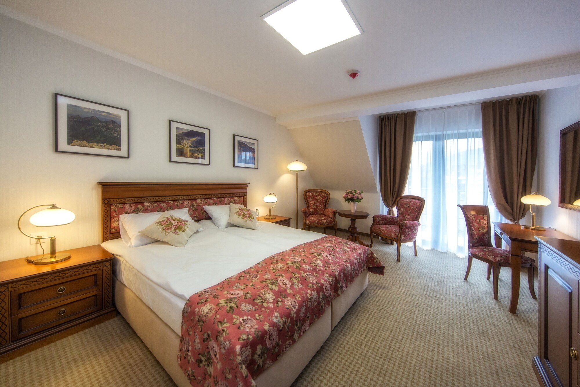 DELUXE, DOUBLE OR TWIN BED