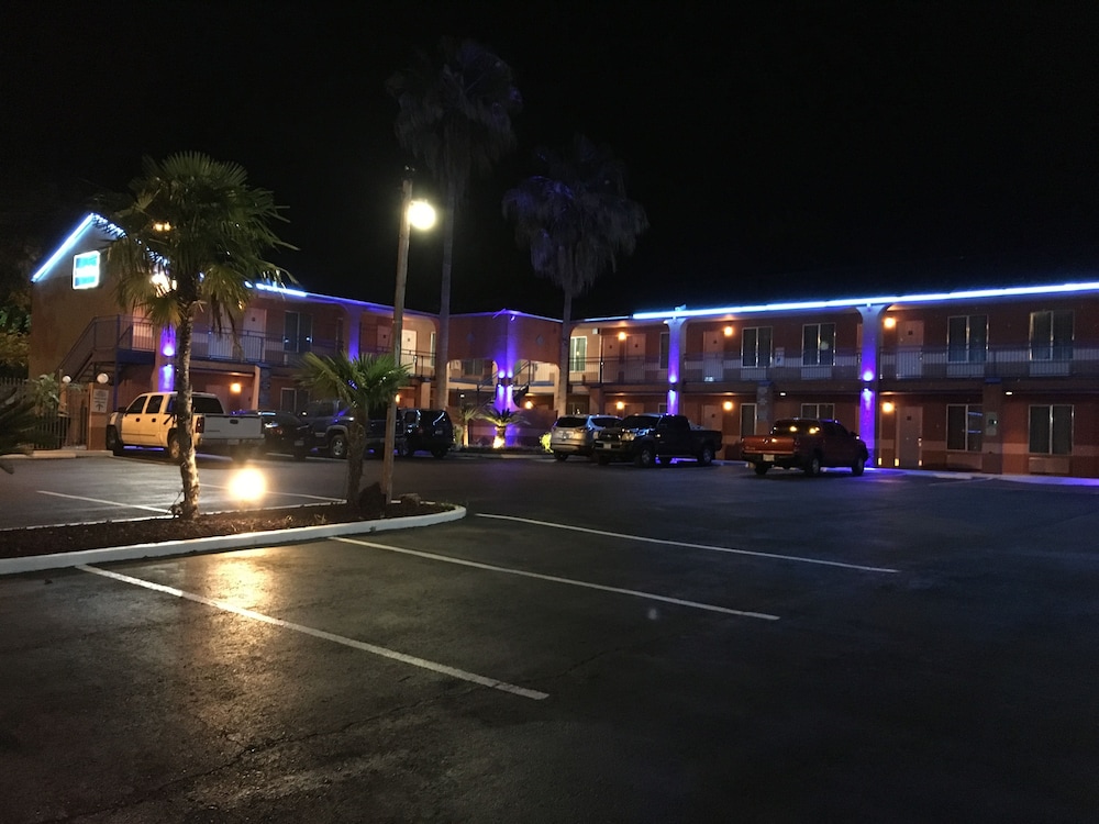 Econo Lodge Inn & Suites Near Lackland AFB San Antonio, TX 30/36