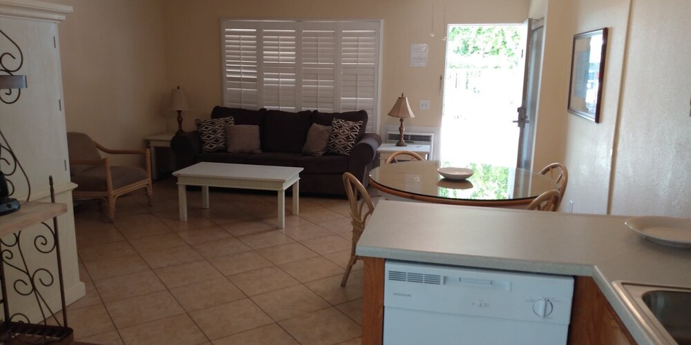 The Villas of Palm Springs 30/50