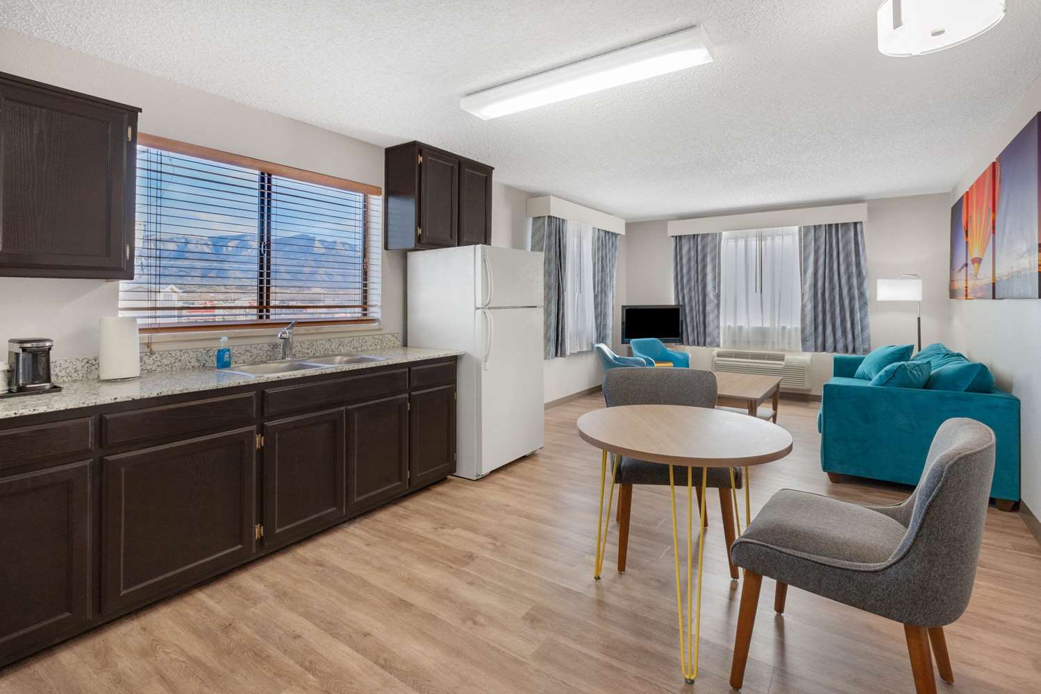 Days Inn by Wyndham Bernalillo 34/43