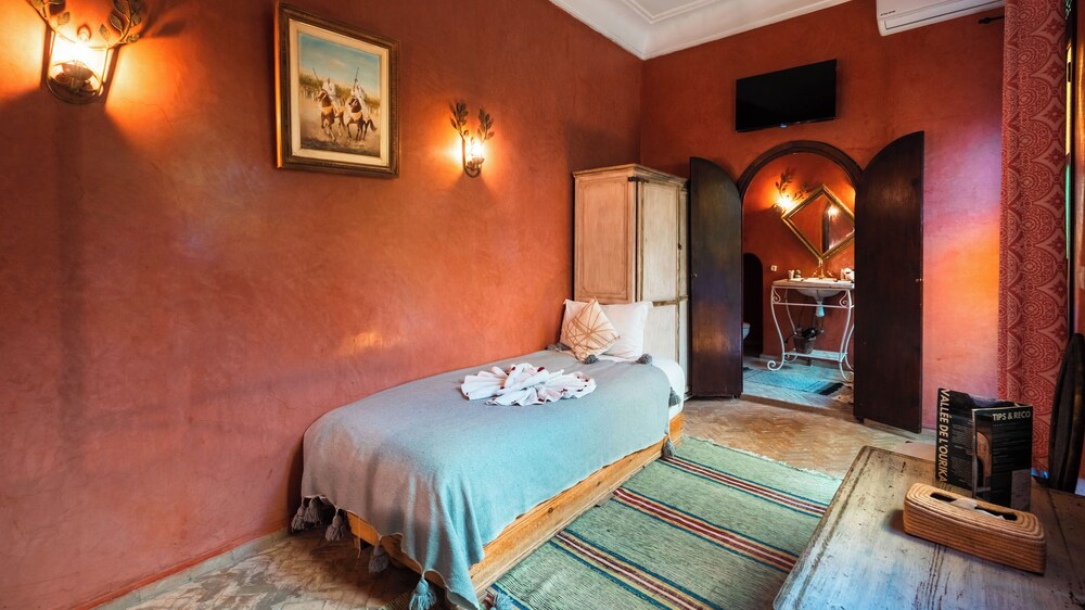 غرفة بسرير كوين وسرير فردي