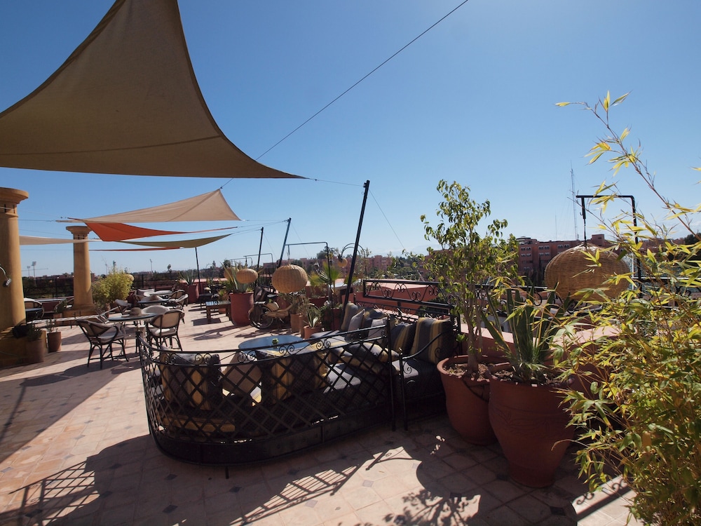 Amani Hotel Suites & Spa 79/85