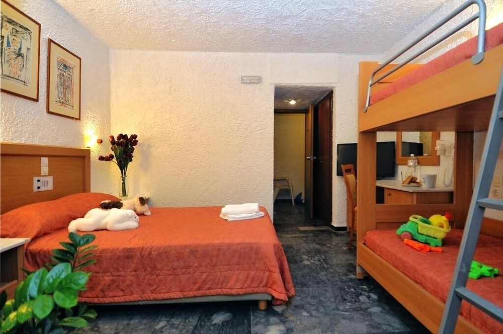 Karteros Hotel 3/49