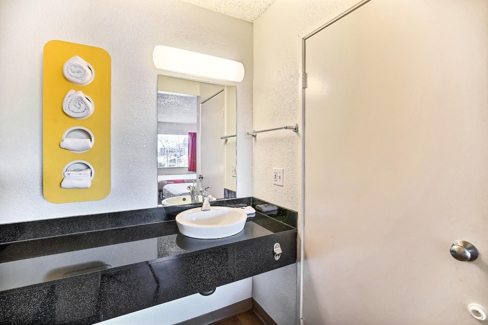 Motel6 Oakland, CA - Embarcadero 45/48