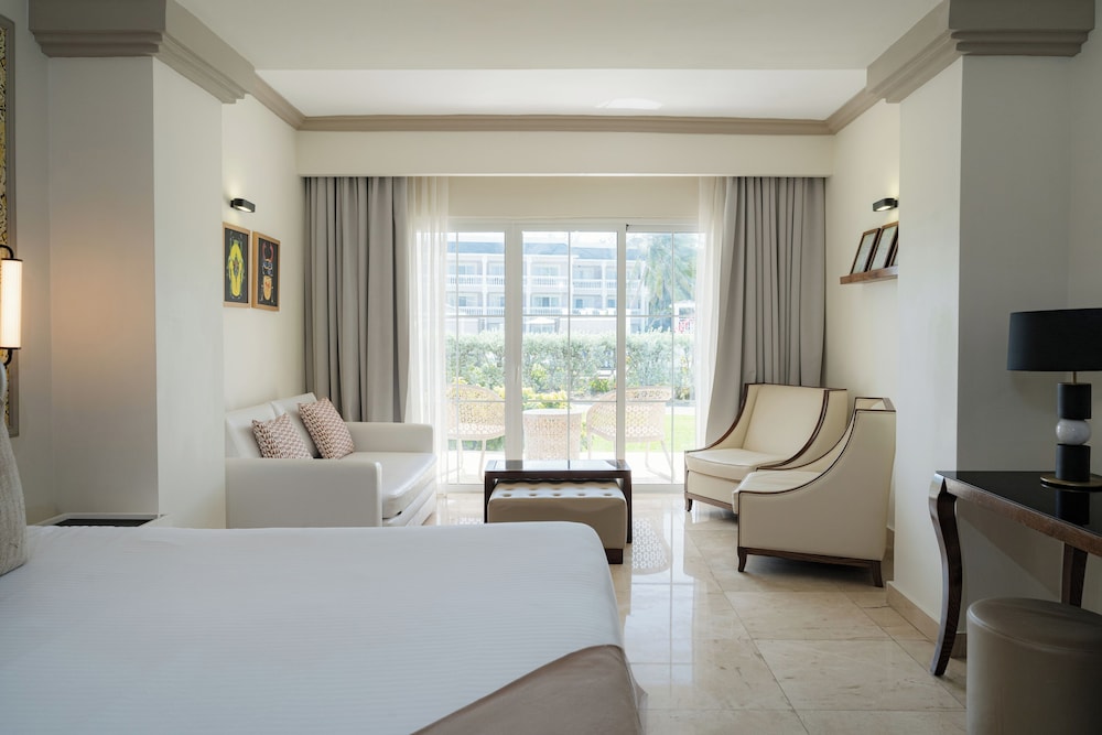 The Signature Level at Grand Palladium Lady Hamilton Resort & Spa 13/48