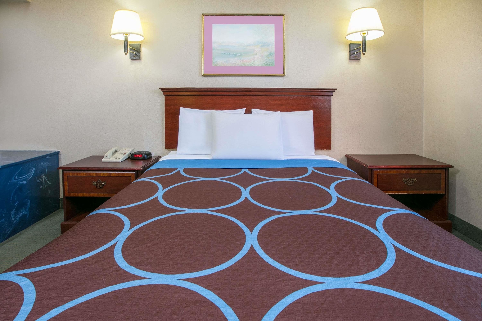 Room, King Bed, Smoking, Accessible 2/2