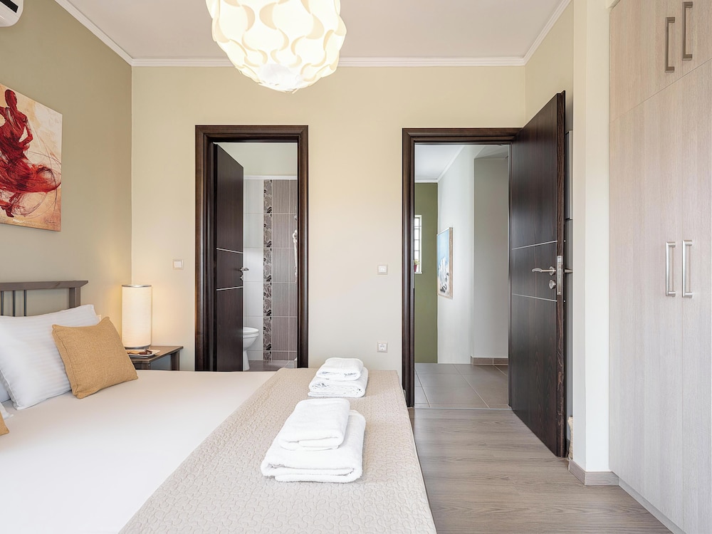 Villa Athinais 9/40