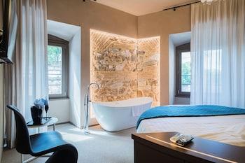 Superior, Round Bed, City View