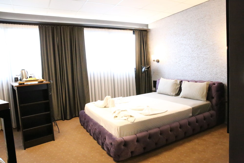 Eva Otel 9/50