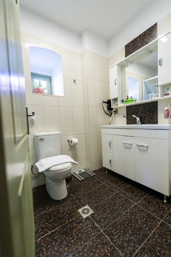 Fiscardonna Luxury Suites 46/50