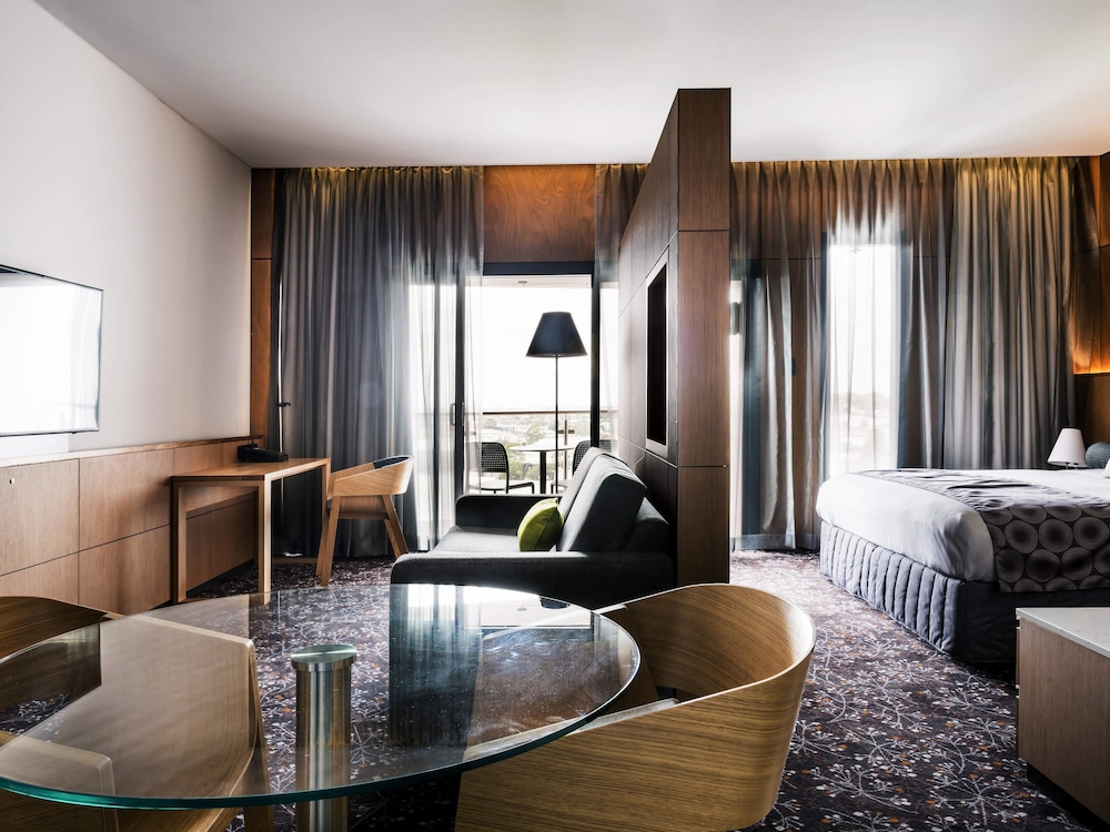 EXECUTIVE, SUITE, KING BED, SOFA