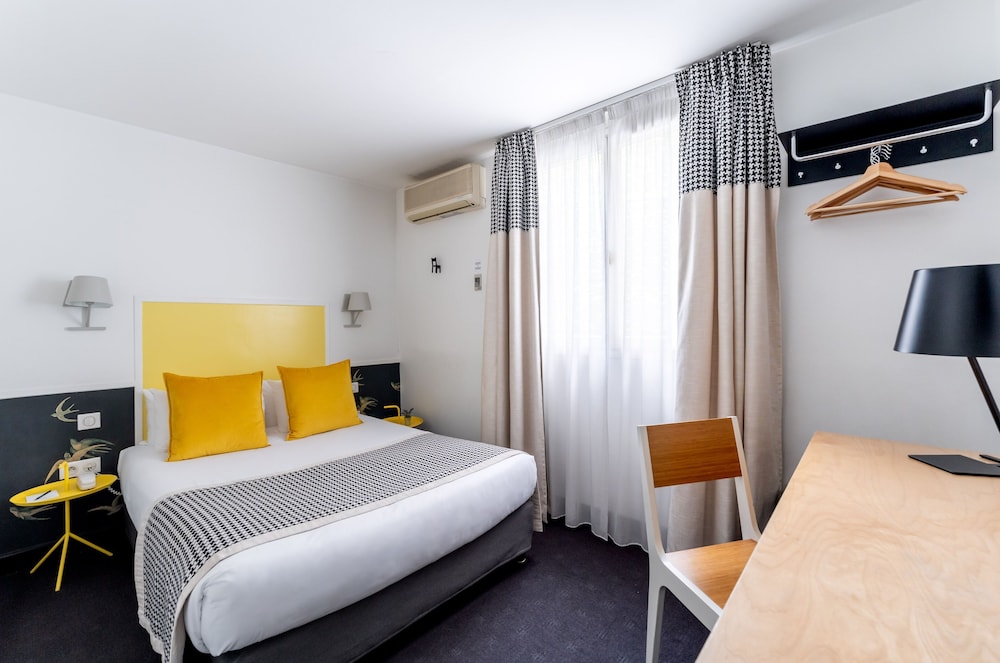 CONNECTING, 2 ROOMS
