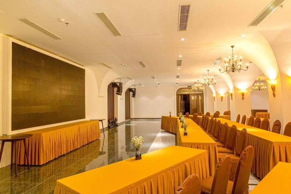 Dong Duong Hotel & Suites 44/50
