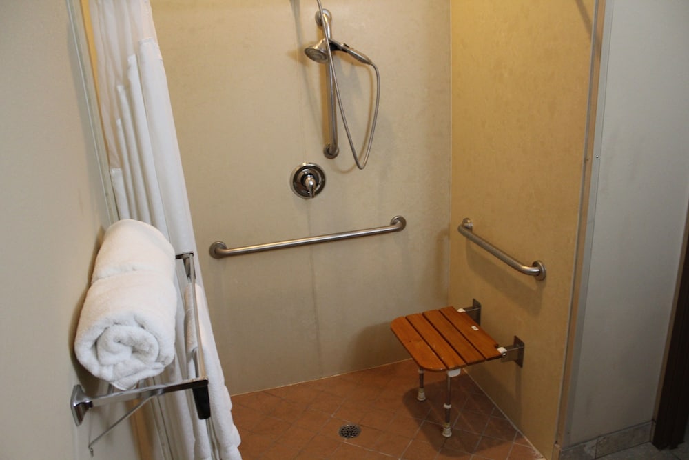 Holiday Inn Express Hotel And Suites Sedalia 34/60