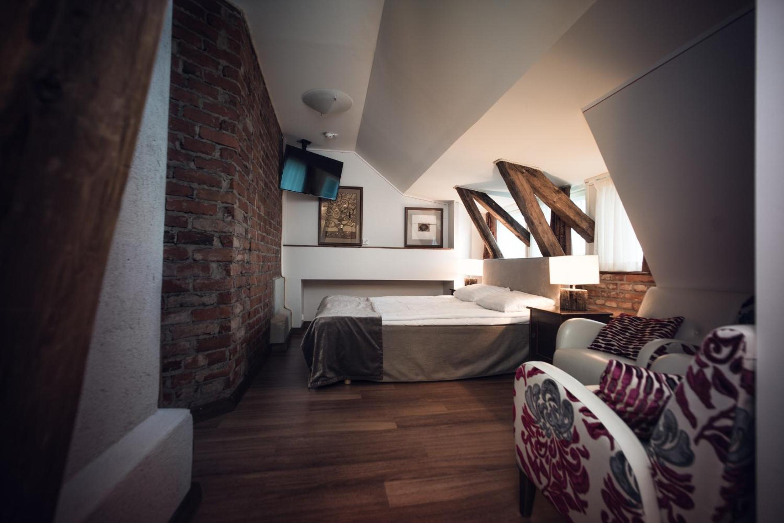 Deluxe, Queen Bed, Sauna