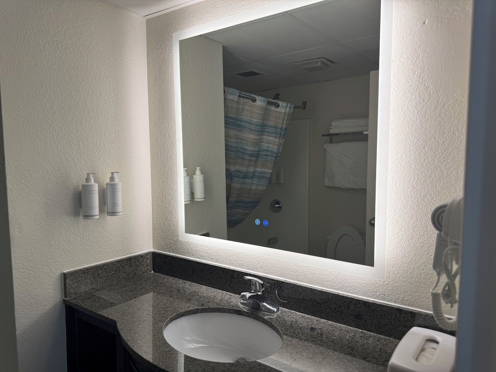 Days Inn & Suites by Wyndham Festus 57/60
