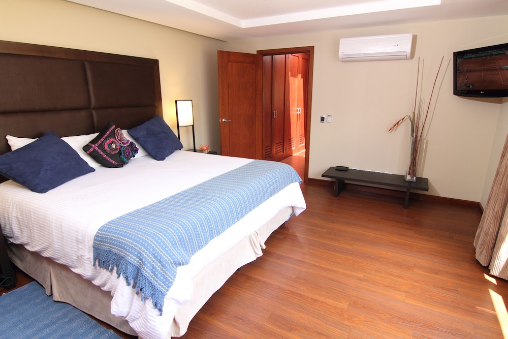 JUNIOR SUITE, KING BED