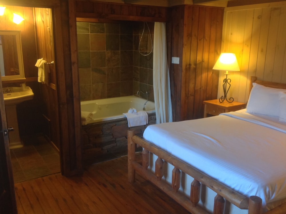 The Smokehouse Lodge and Cabins 28/75