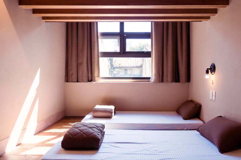 Local Backpacker Hostel 5/50
