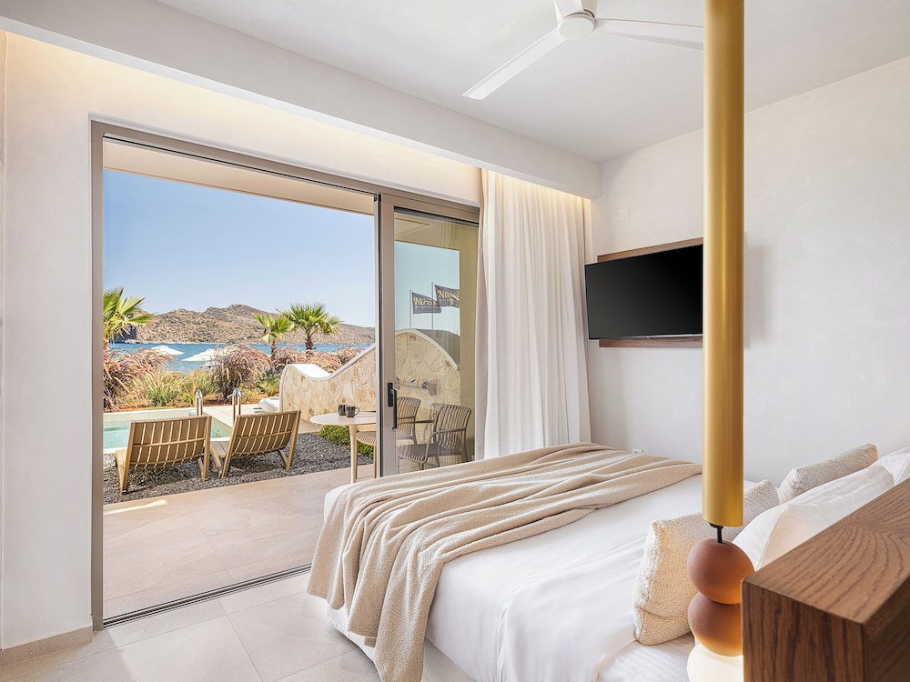Horizon, Suite, 1 King and 1 Single Beds, Sea Front, Private Pool