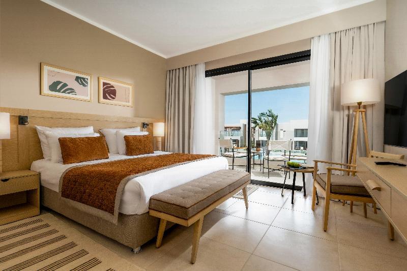 DELUXE ROOM - SIDE SEA VIEW