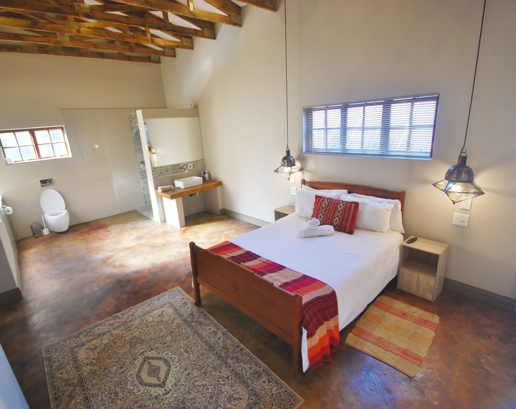 ROOM, DOUBLE BED