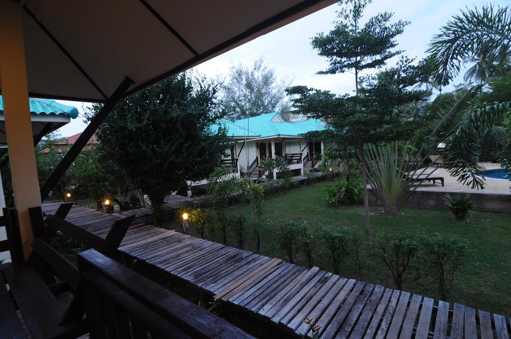 N.T. LANTA RESORT 42/44