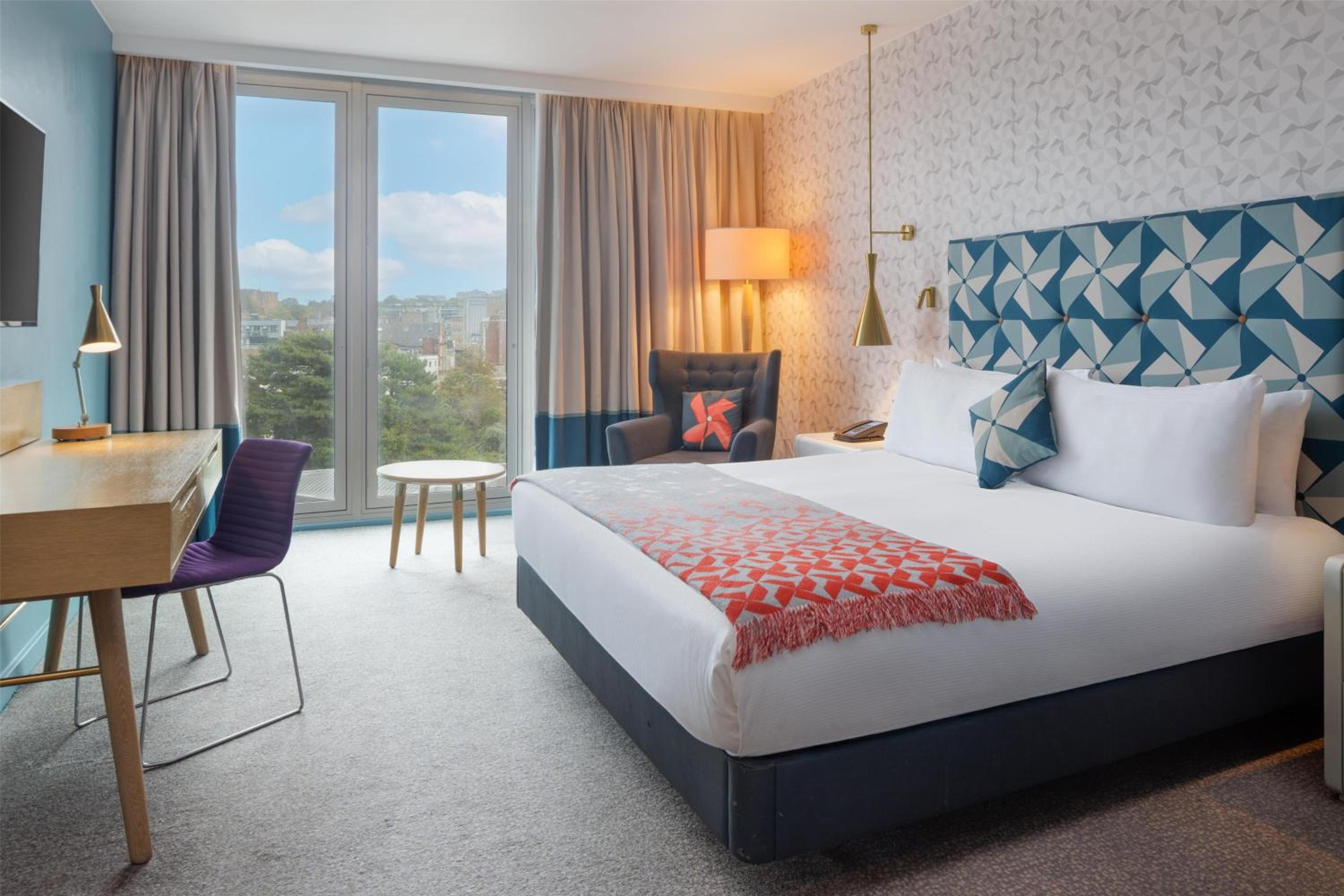 Connecting, Family, King and Twin Beds