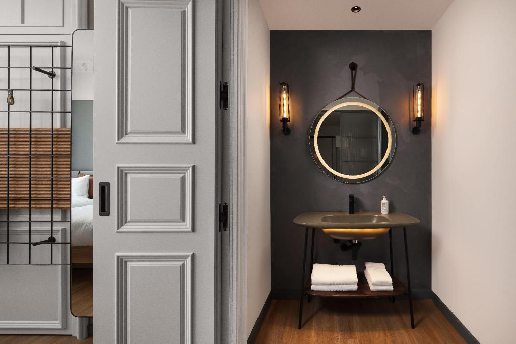Moxy, Guest Room, Twin Beds, City View، Moxy Istanbul Beyoglu 3/3