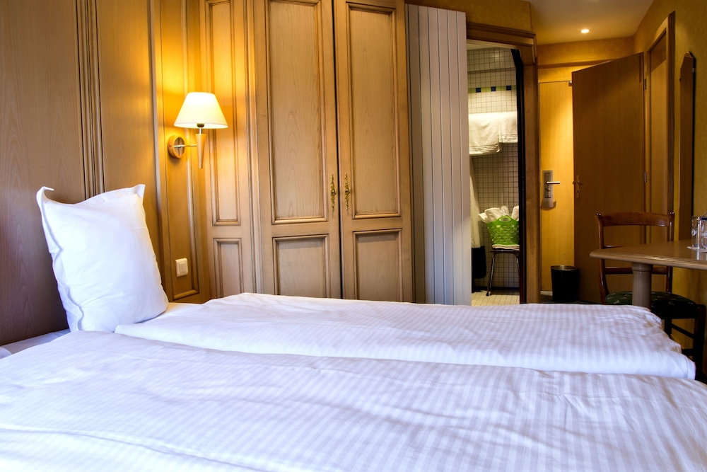HOTEL AU CHASSEUR 18/57
