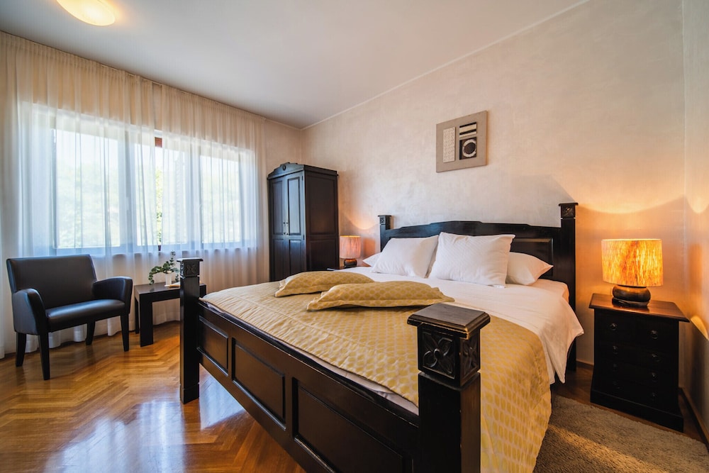 Villa Franica 11/50