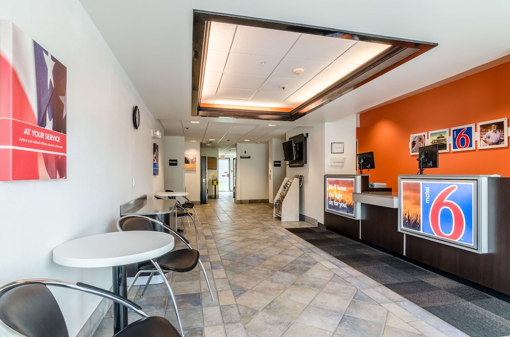 Lobby at Motel 6 Kearney, NE, KEARNEY - NE