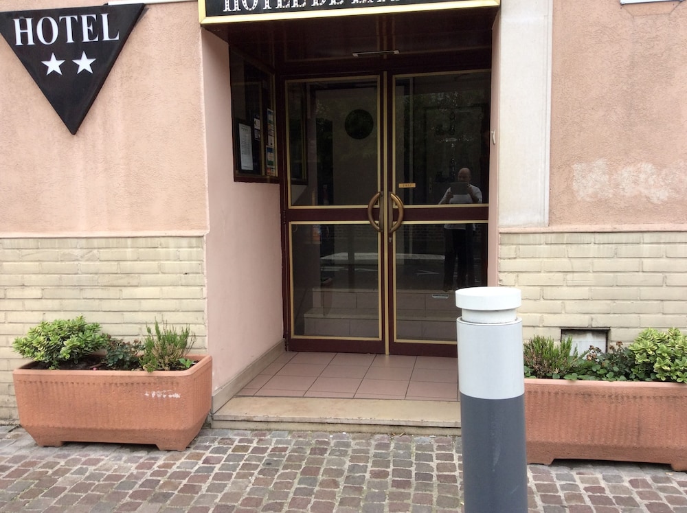 Hotel De La Place 2/23