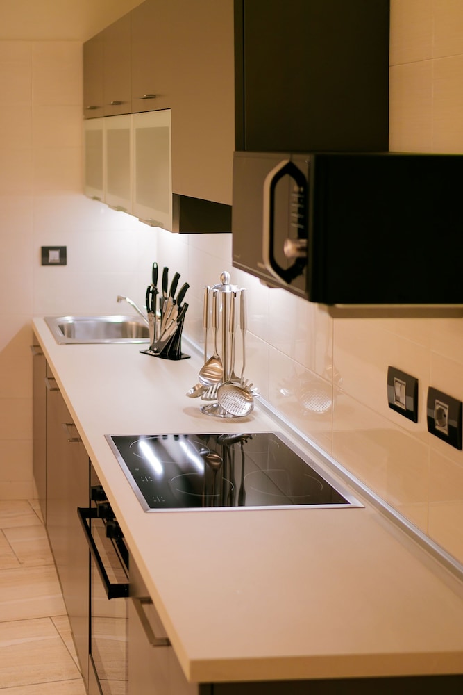 Oak Plaza Suites 35/66
