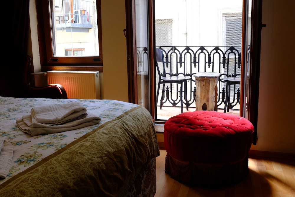 Chambers Of The Boheme 17/50