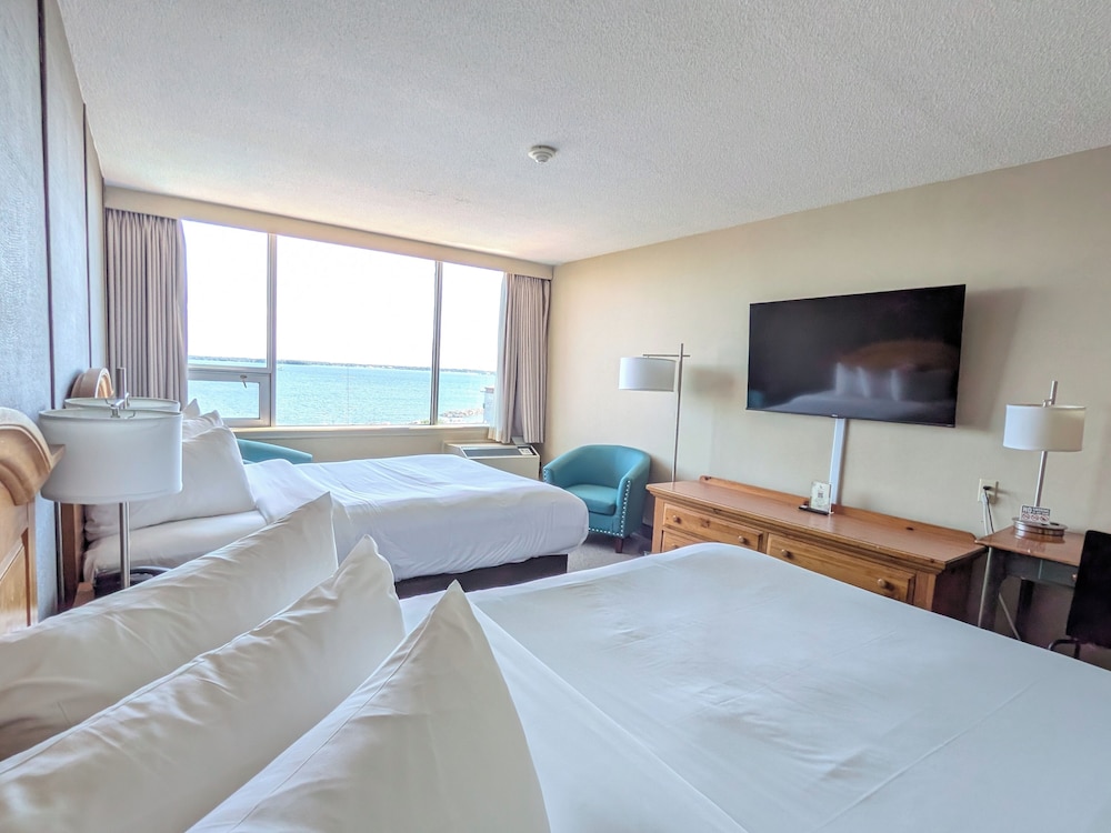 STANDARD, 2 QUEEN BEDS, LAKE VIEW