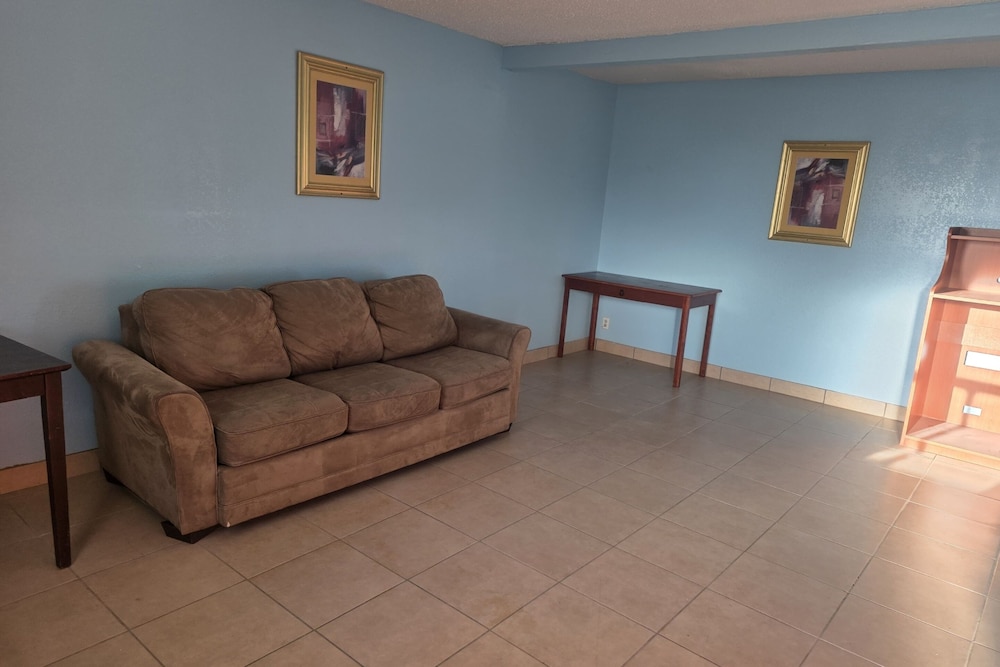 Blue Way Inn Suites Wichita East 23/37