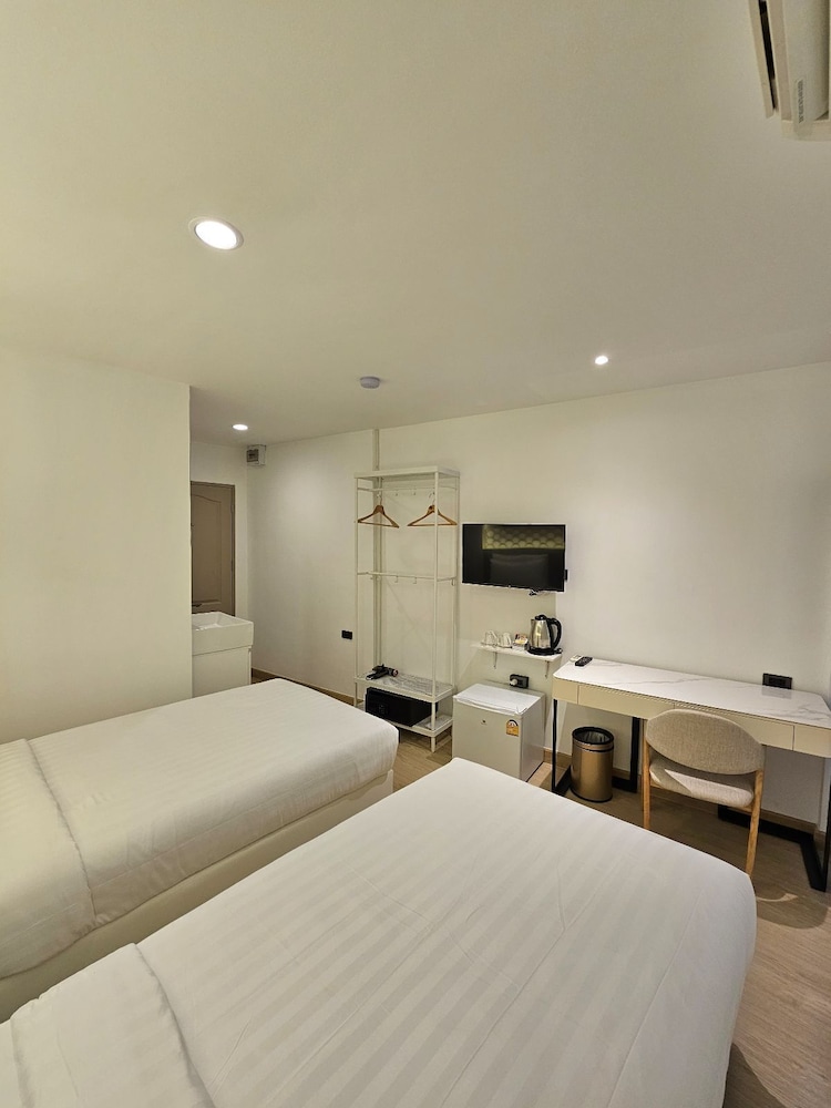 STANDARD, TWIN BEDS, NO WINDOW